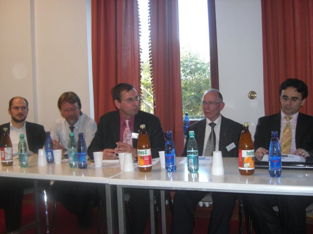 Abschlußdiskussion; von links: Abdulgani Karahan, Landespfarrer Joachim Müller-Lange, Dr. Thomas Lemmen, Diakon Peter Neumann, Kemalettin Oruc